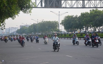 Xe máy vào làn ô tô trên đường Trường Chinh: Đã thông thoáng hơn