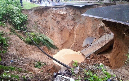 Hố 'tử thần' rộng 100 m2 chia cắt quốc lộ 4D