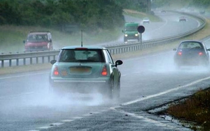 Kinh nghiệm lái xe mùa mưa bão