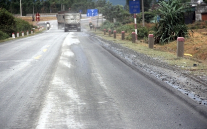 Xe quá tải chở vật liệu xây dựng "băm nát" QL12C