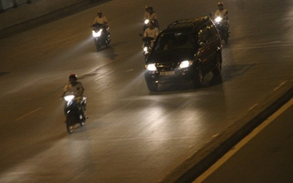 Thời gian nào bắt buộc phương tiện bật đèn chiếu sáng?