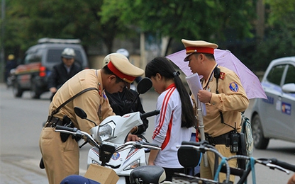 Cảnh sát giao thông có được thu tiền, giấy tờ trong cốp xe?