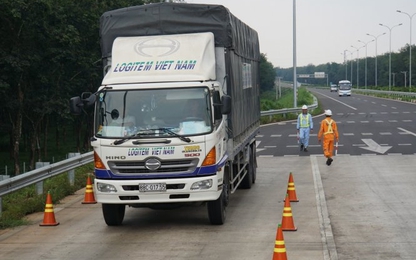 Buộc 5 xe quá tải quay đầu trên đường cao tốc