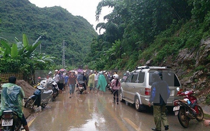 Sơn La: Nhiều tuyến đường sạt lở, ách tắc do mưa lũ
