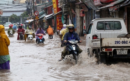 Người Hà Nội bì bõm trong 'biển nước'