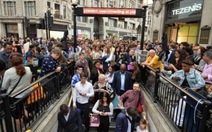 Dịch vụ tàu điện ngầm ở London hoạt động trở lại