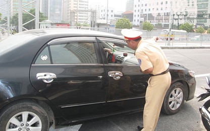 Đỗ xe vô ý thức gây tắc đường bị phạt bao nhiêu?