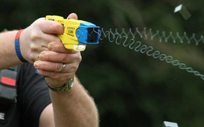 Hành khách bị bắn súng điện khi máy bay sắp rời đường băng