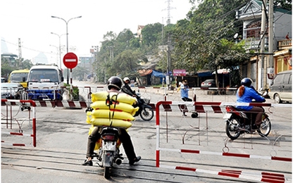 Cố tình vượt rào chắn khi tàu đến bị phạt bao nhiêu tiền?