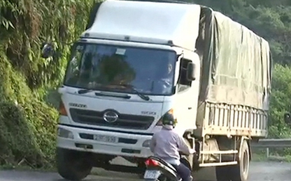 Tài xế cố thủ nhiều giờ trong ca bin chiếc xe chở quá tải