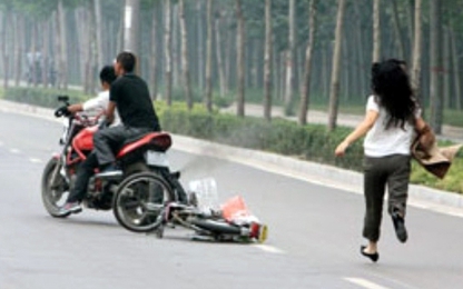 Cho bạn mượn xe đi cướp giật có phạm tội không?