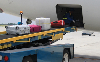 Đề xuất gắn camera vào nhân viên bốc xếp sân bay Nội Bài