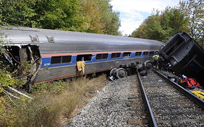 Mỹ: Hơn 3.400 lít dầu "bốc hơi" sau khi tàu đi trật đường ray