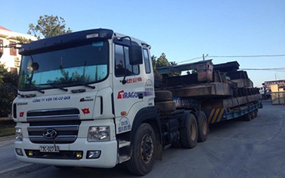 Bắt xe quá tải, phát hiện giấy phép giả