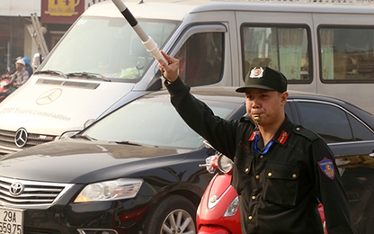 Cảnh sát cơ động được hóa trang, sử dụng camera tuần tra kiểm soát