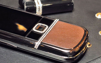 Điện thoại nạm 112 viên kim cương kẹt trong máy bay