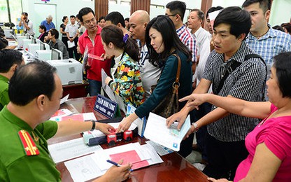 ​Đông nghẹt người đi làm chứng minh nhân dân 12 số