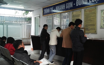 Người dân đổ xô đổi giấy phép lái xe PET dù chưa đến hạn