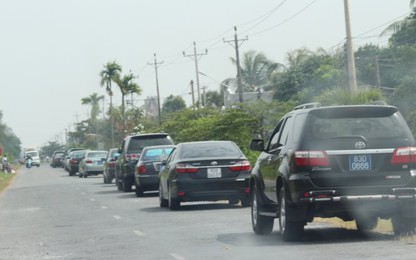 Bà con “mãn nhãn” với đoàn xe công ăn giỗ ở Sóc Trăng