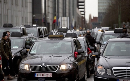 Lắp đặt thiết bị đọc thẻ tín dụng cho toàn bộ xe taxi