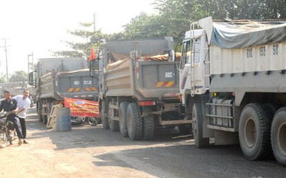 Đồng Nai: Dân bất lực nhìn xe quá tải phá nát đường