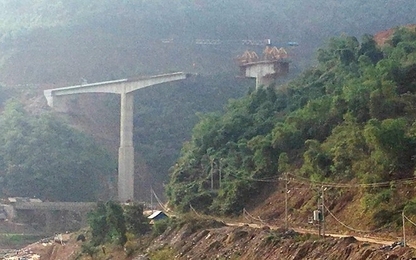 Đình chỉ thi công công trình cầu sập giàn giáo làm 4 người chết