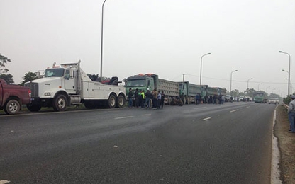 Xử lý nghiêm xe chở quá tải chống đối lực lượng chức năng