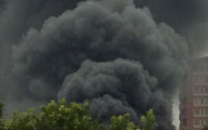 Cháy gara ôtô sát chợ, tiểu thương tháo chạy