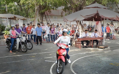 Thi giấy phép lái xe máy: Chấm điểm bằng 'mắt thần'