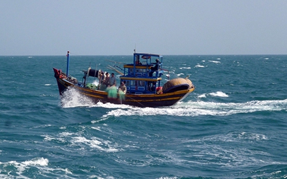 Tàu Hải quân cứu 10 người gặp nạn trên biển