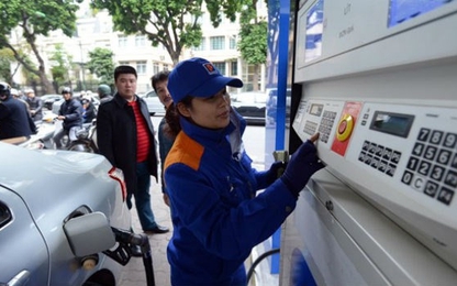 Xăng giảm giá gần 1.000 đồng mỗi lít