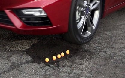 Ford phát triển công nghệ bánh xe 'bay' qua ổ gà