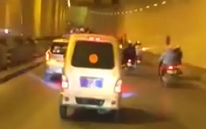 Xe lạ 3 bánh mini chạy trên phố Hà Nội