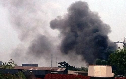 Đốt rác gây cháy lan gara ôtô ở Sài Gòn