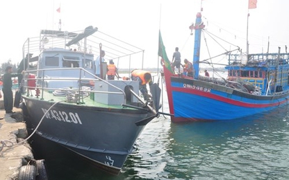 Cứu tàu cá cùng 10 ngư dân gặp nạn trên biển