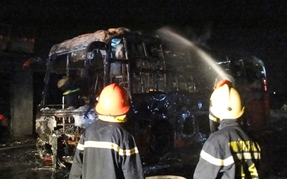 Xe khách bốc cháy tại cảng cá lớn nhất Hà Tĩnh