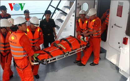 Thuyền viên gặp nạn trên vùng biển Hoàng Sa được đưa về Đà Nẵng