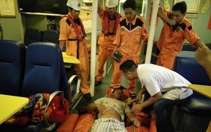 Đưa ngư dân gãy chân trên biển vào bờ an toàn