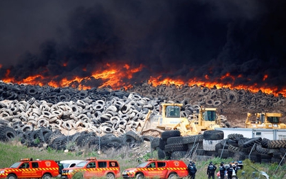 10.000 người phải rời bỏ nhà cửa vì cháy lốp xe tại Tây Ban Nha