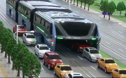 Siêu xe buýt bất chấp mọi đường tắc