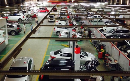 "Đứt ruột" nhìn xe sang thiệt hại hàng trăm triệu đồng vì mưa ngập