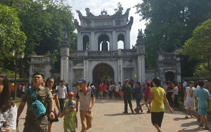 Sỹ tử đội nắng đi cầu may ở Văn Miếu