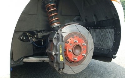 Phanh xe trong mùa mưa thế nào cho đúng?