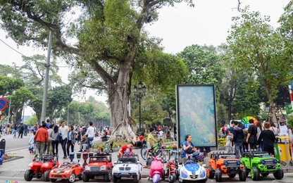 Ôtô đồ chơi, xe điện cân bằng 'đua tốc độ' trên phố đi bộ