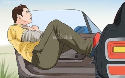 Làm thế nào để nhảy khỏi xe an toàn khi xe đang chạy?