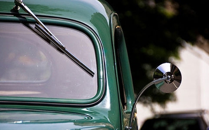 Vì sao những chiếc sedan lại không có gạt mưa phía sau?