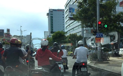 Dừng đèn đỏ ở làn rẽ phải - tài xế Việt có hiểu luật?