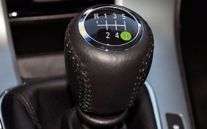 Hướng dẫn cách vào số lùi kiểu lạ trên xe số sàn