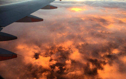 Vì sao nên bôi kem chống nắng ngay cả khi đi máy bay?