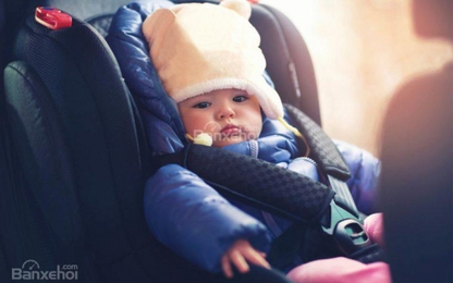 Cho bé đi ôtô: Cài dây an toàn, tuyệt đối không mặc áo khoác dày